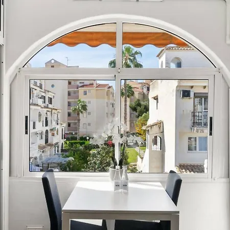 Chalet De Vacaciones Soleado En Un Vecindario Torrevieja