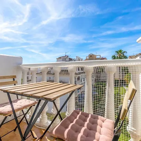 Chalet De Vacaciones Soleado En Un Vecindario Torrevieja
