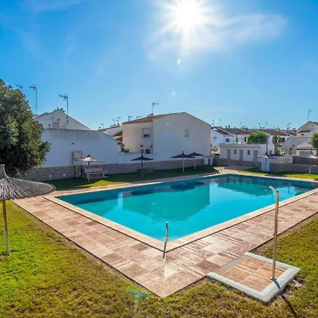 Chalet De Vacaciones Soleado En Un Vecindario